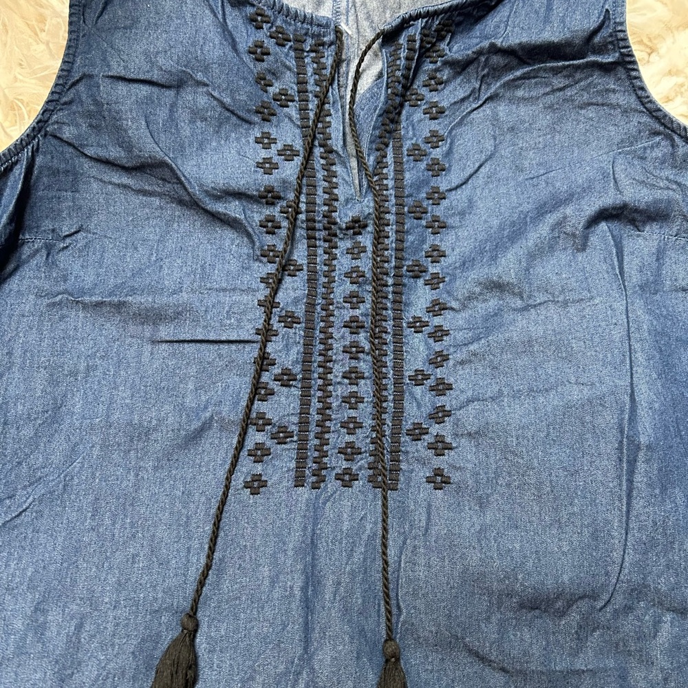 Chambray Embroidered Sleeveless Tank Top - Picture 2 of 4